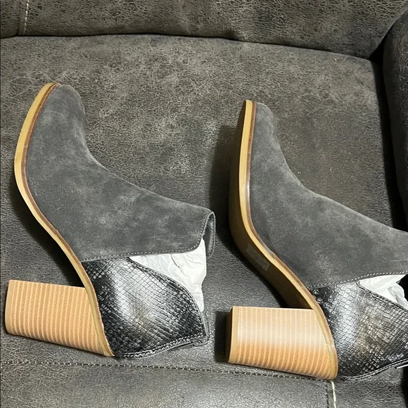 Dolce Vita Charcoal Suede Ankle Booties - Picture 7 of 9